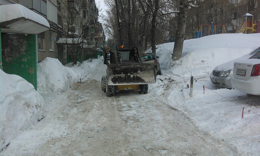 В Кировском районе проводятся работы по 
очистке дворовых территорий от снега