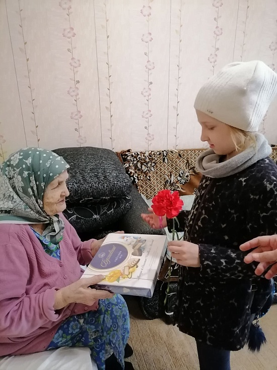 Учащиеся Кировского района поздравили 
ветеранов с Днем Великой Победы