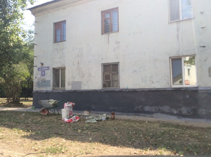 На улице Азина проводится ремонт фасадов 
многоквартирных домов