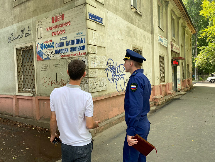 Осуществлен осмотр входных групп и фасадов 
предприятий