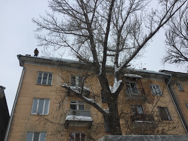 В Саратове ведется активная очистка крыш