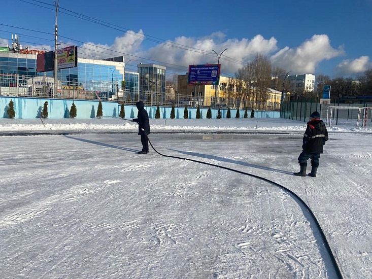 В Саратове начались работы по заливке катков