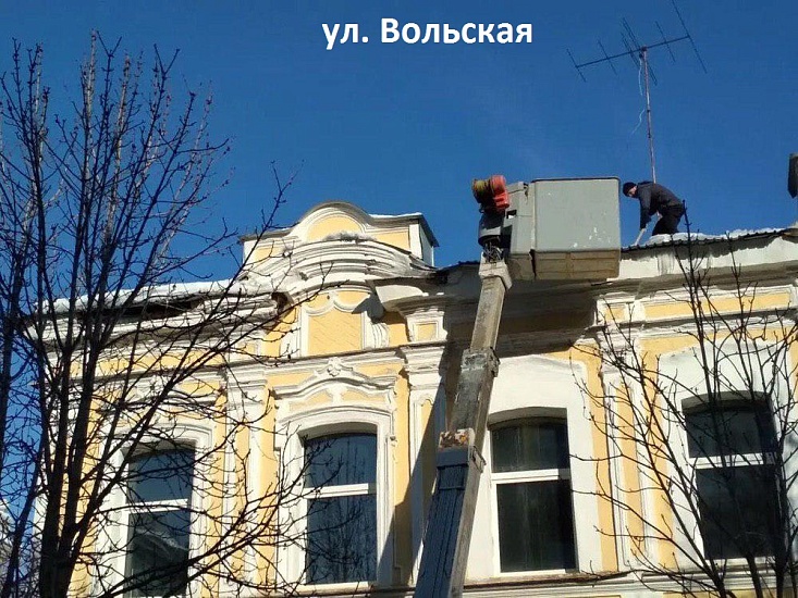 Продолжаются мероприятия по очистке крыш 
многоквартирных домов