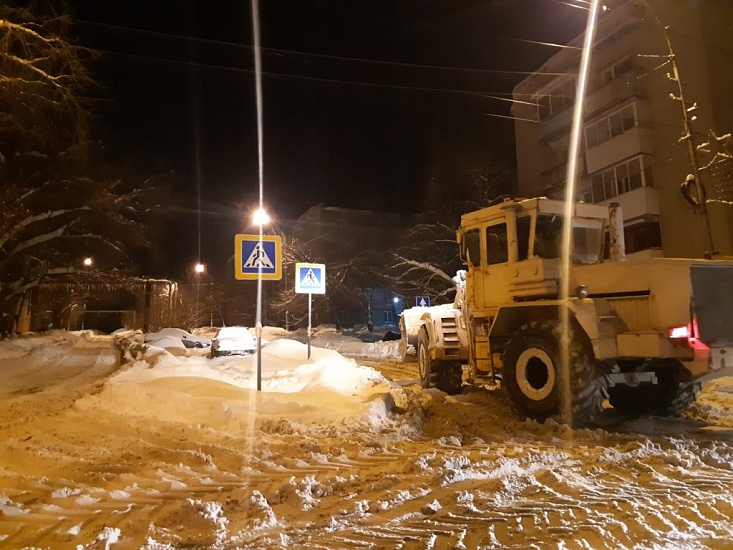 В Заводском районе продолжается круглосуточная 
уборка снега и наледи