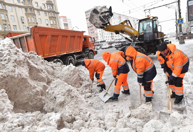 Продолжается активная расчистка города 
от снега и наледи