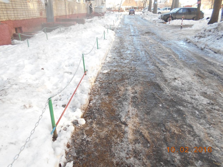 На территории Заводского района осуществляются 
работы по обработке тротуаров пескосоляной смесью