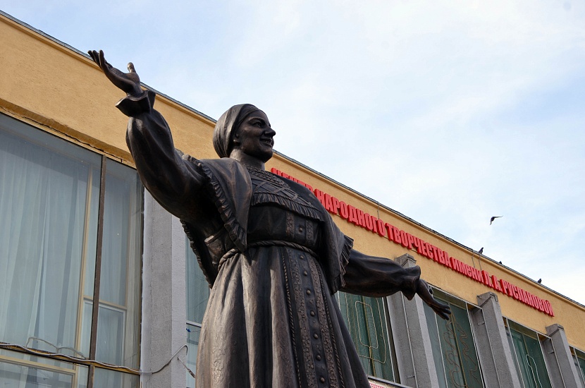 В Саратове открыли памятник заслуженной 
артистке РСФСР Лидии Андреевне Руслановой