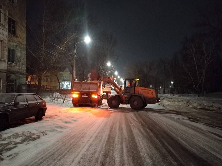 Ночью в работах по уборке снега и наледи 
было задействовано 211 единиц специализированной техники и 96 рабочих