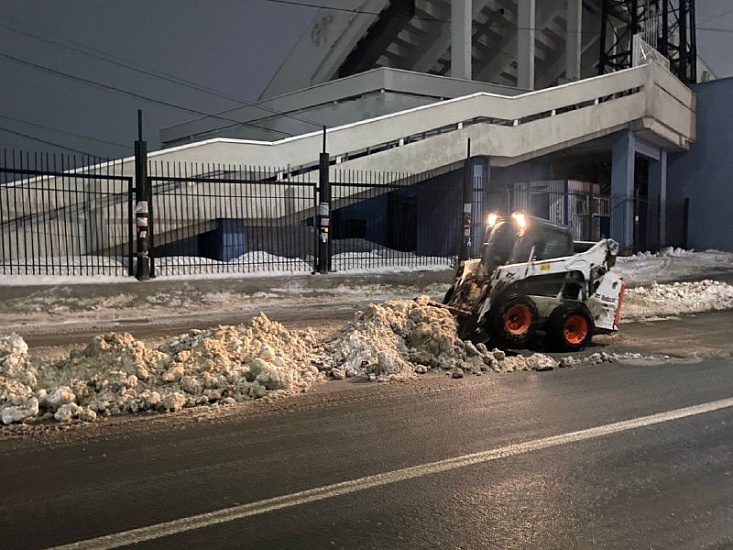 Ночью велись работы по уборке города от 
снега, наледи и обработке тротуаров противогололедными материалами