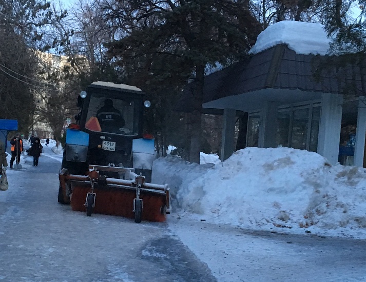 В Волжском районе ведутся работы по очистке 
территории от снега и наледи