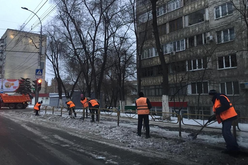 Благоустройство саратовских улиц продолжается 
и в ночное время