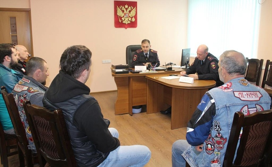 Руководство Госавтоинспекции Саратова 
встретились с представителями мотоклубов
