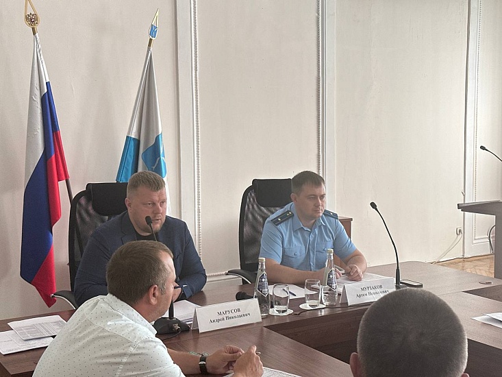 Глава администрации района Андрей Марусов 
и прокурор Заводского района Артем Мурзаков провели совещание с управляющими компаниями