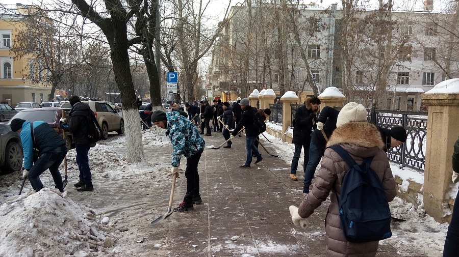 Глава Саратова Михаил Исаев поблагодарил 
студентов саратовских вузов за помощь в уборке снега