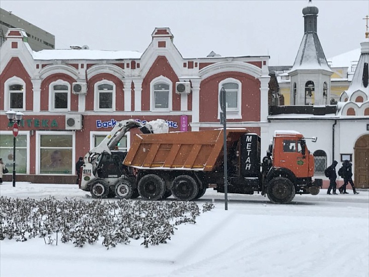 В Волжском районе проводят снегоуборочные 
работы
