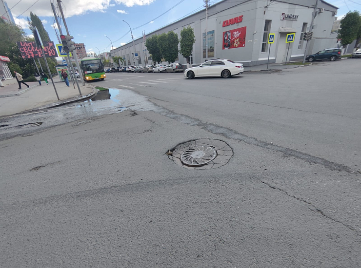 В Октябрьском районе состоялся мониторинг 
состояния смотровых колодцев