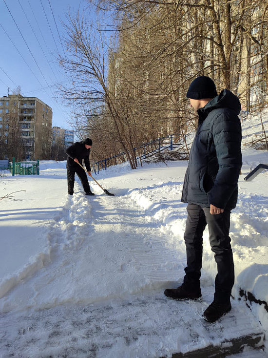 Во Фрунзенском районе проведен мониторинг 
проведения работ по очистке от снега лестничных маршей