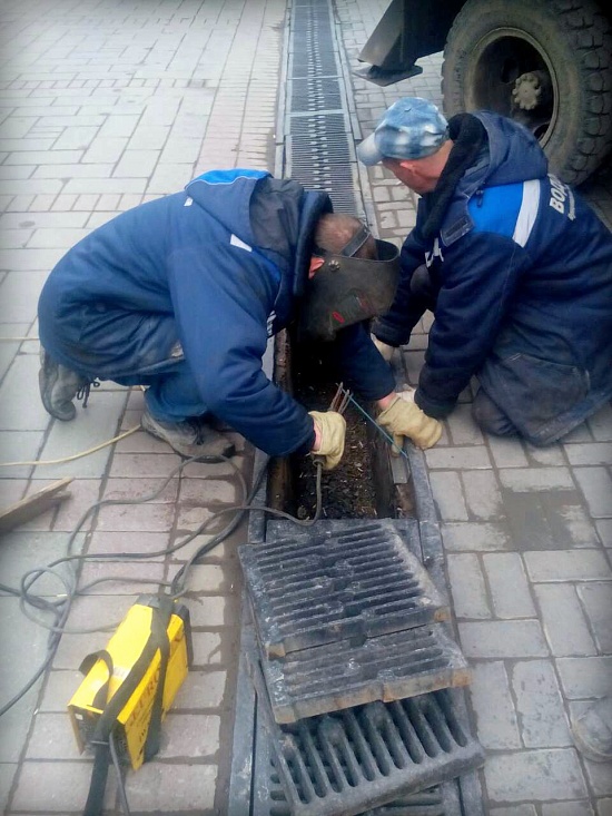 МУП «Водосток» произвело работы по обслуживанию 
городской системы ливневой канализации.