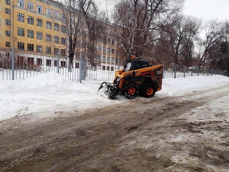 В выходные дни работы по уборке Заводского 
района не прекращаются
