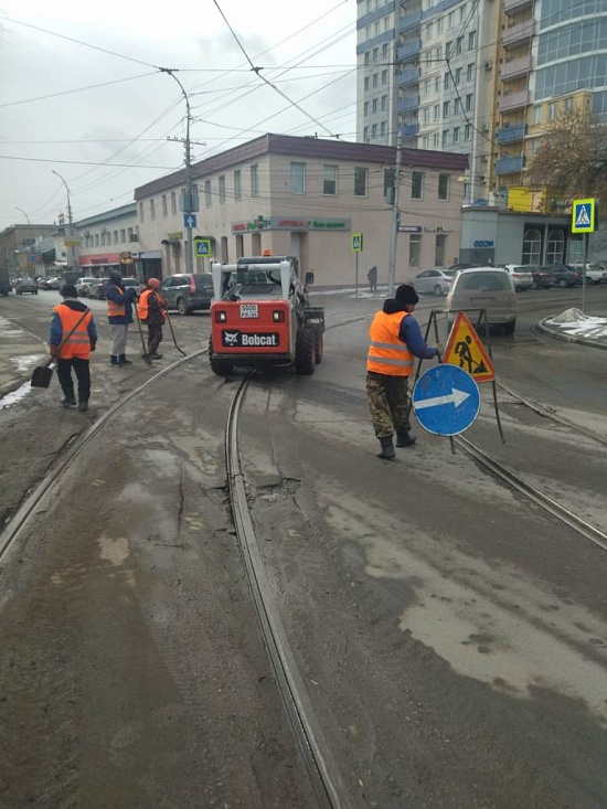 Во Фрунзенском районе продолжается ямочный 
ремонт