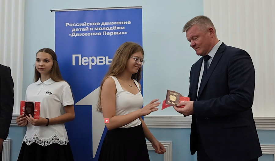 Михаил Исаев: «Вручил паспорта юным саратовцам в канун Дня России»