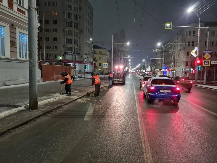 В ночное время в продолжаются работы по 
противогололедной обработке и очистке улиц Кировского района