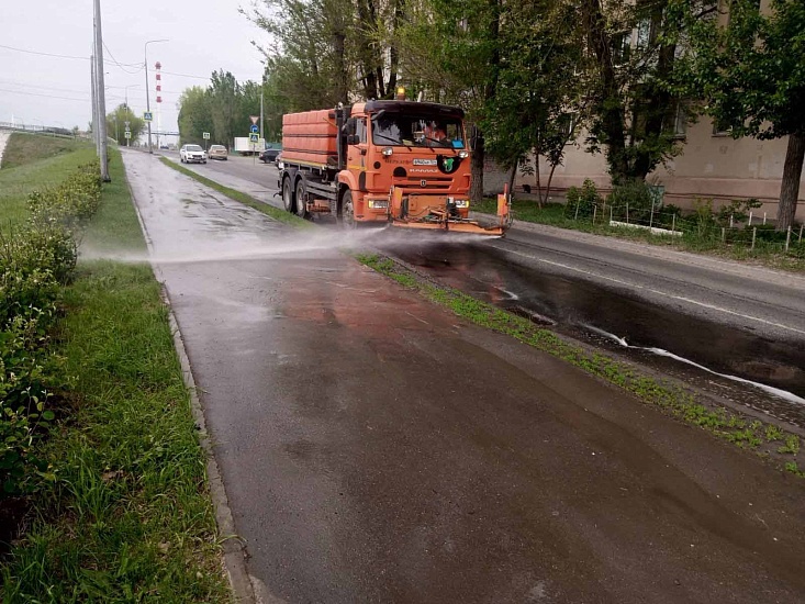 Коммунальными службами в круглосуточном 
режиме проводятся мероприятия по уборке города