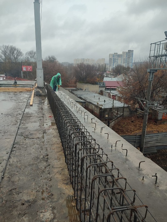Выполняются работы по ремонту трубопровода 
в Октябрьском районе