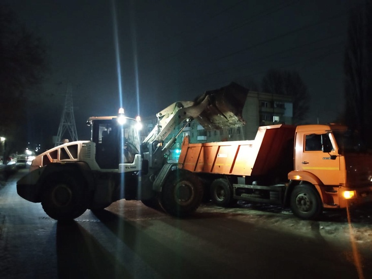 Очистка города от наледи и снега ведется 
круглосуточно 