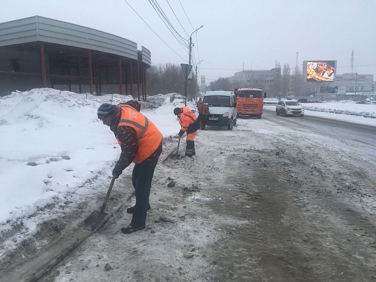 На территории Кировского района продолжается 
уборка территории