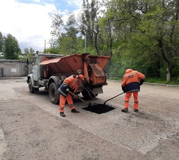 Ямочный ремонт. В Саратове продолжается 
восстановление дорожного покрытия