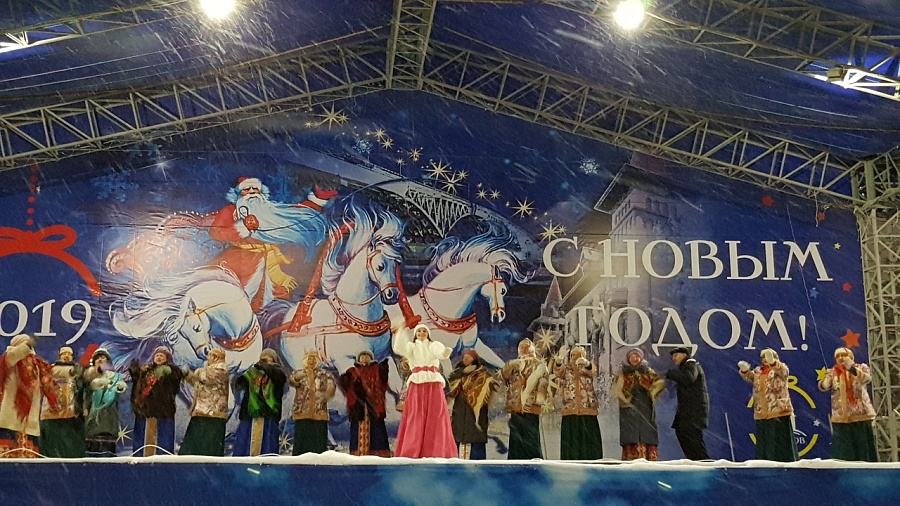 На Театральной площади города продолжаются 
массовые гуляния