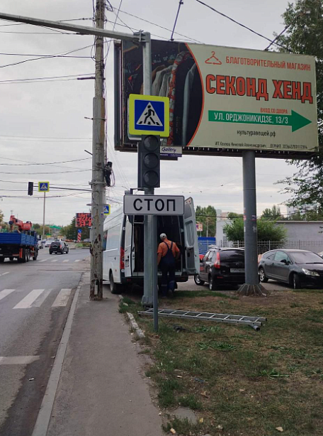 На прямой линии губернатора Саратовской 
области Романа Бусаргина жители города выразили обеспокоенность тем, что отмечаются дорожные знаки и светофоры, которые загораживают ветки деревьев