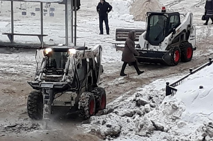 В Ленинском районе продолжаются комплексные 
работы по очистке снега и наледи