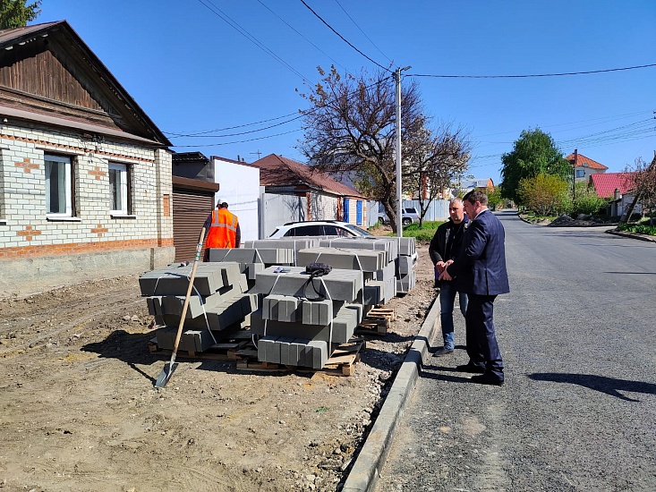 Сергей Пилипенко проинспектировал ход 
ремонта тротуаров в Кировском районе