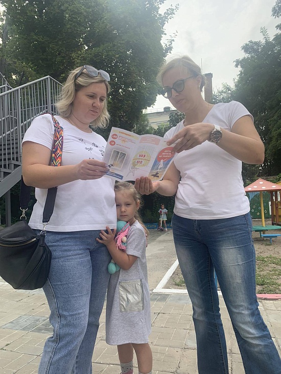 В Октябрьском районе продолжаются мероприятия 
по предотвращению выпадения детей из открытых окон