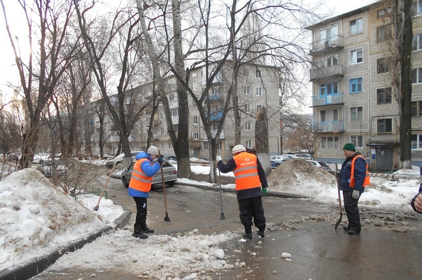 Уборка снега на придомовых территориях 
продолжается