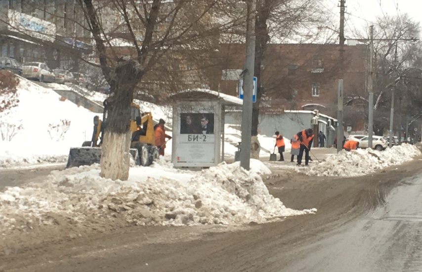 В Волжском районе ведутся работы по расширению 
дорожного полотна и посыпке тротуаров