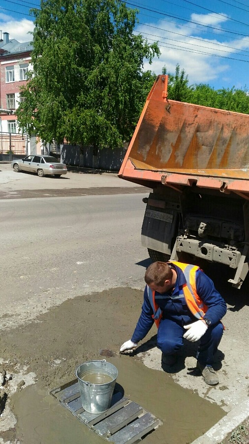 Службы МУП «Водосток» провели плановые 
работы по обслуживанию ливневой канализации