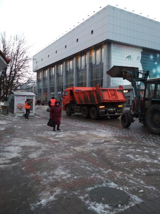 Во Фрунзенском районе продолжается уборка 
территории