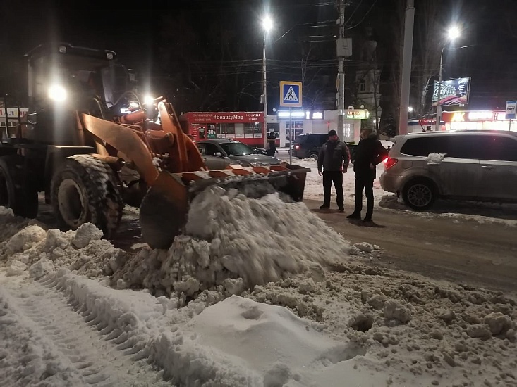 Заместитель главы администрации Октябрьского 
района проконтролировал ход работ по очистке улиц от снега