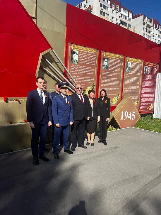 На территории Сквера памяти состоялась 
церемония возложения цветов к мемориалу «Вечная слава павшим за Родину»