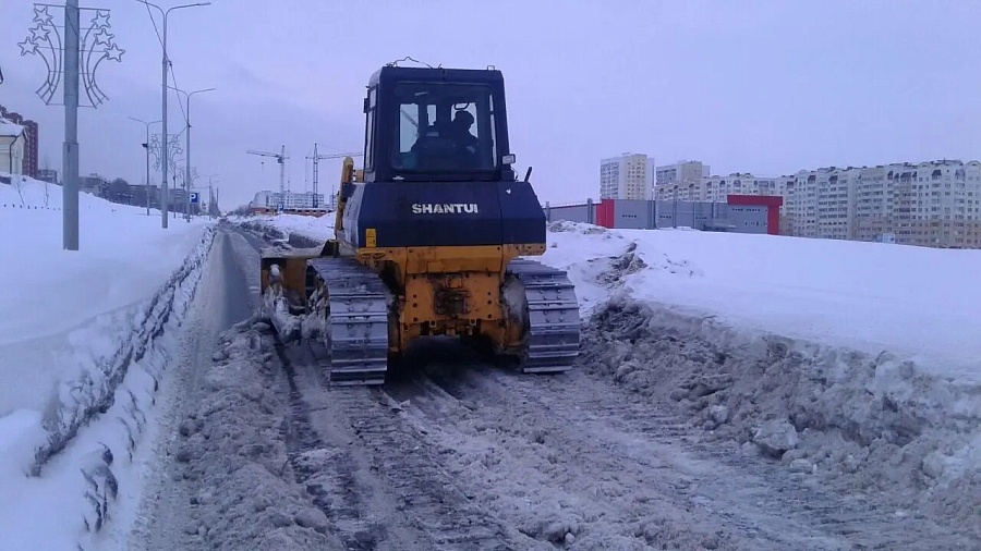В Кировском районе продолжается уборка 
снега
