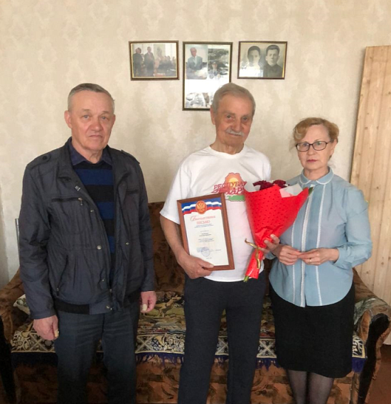 Во Фрунзенском районе поздравили ветерана 
труда с юбилеем
