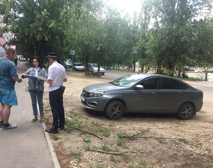 В Кировском районе выявили факты размещения 
транспортных средств на зеленой зоне