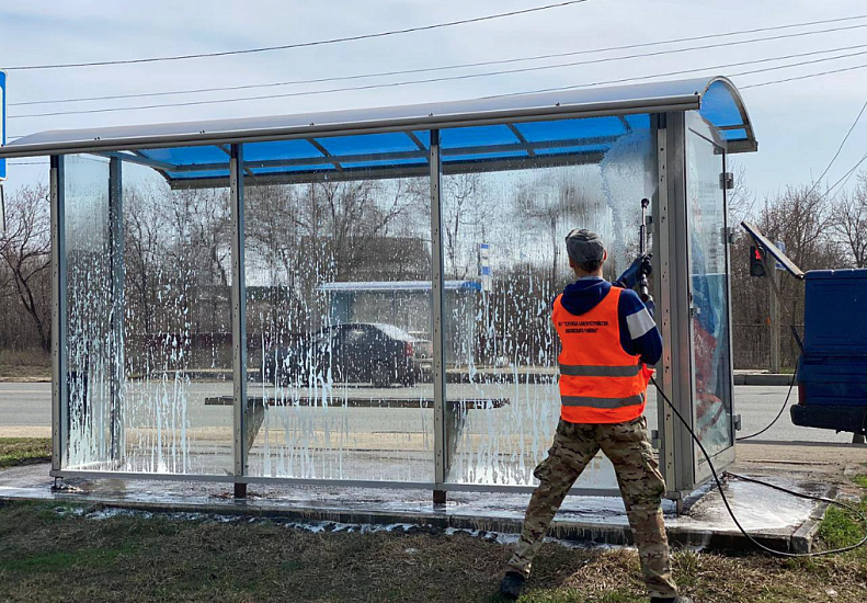 Продолжаются мероприятия по санитарной 
очистке остановочных павильонов и ограждений