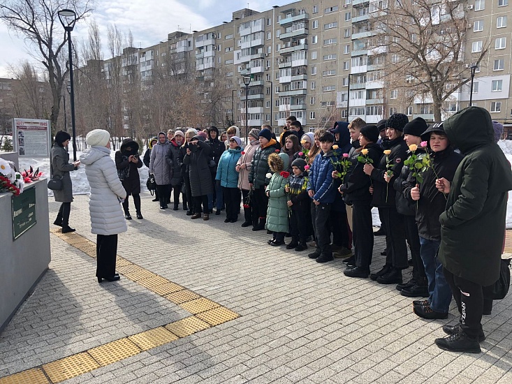 Учащиеся 58-й Гимназии возложили цветы к 
памятнику Марины Расковой