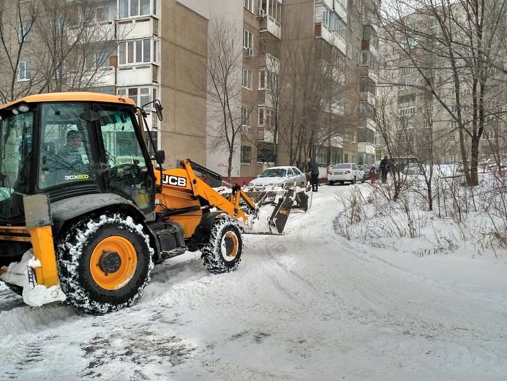 В Ленинском районе продолжаются работы 
по очистке территории от снега и наледи