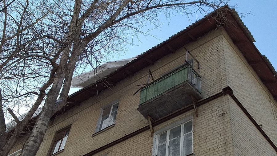 В Ленинском районе работа по очистке кровель 
домов от снега и надели находится на личном контроле главы администрации района