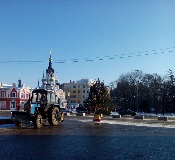 В центре города проходит уборка снега